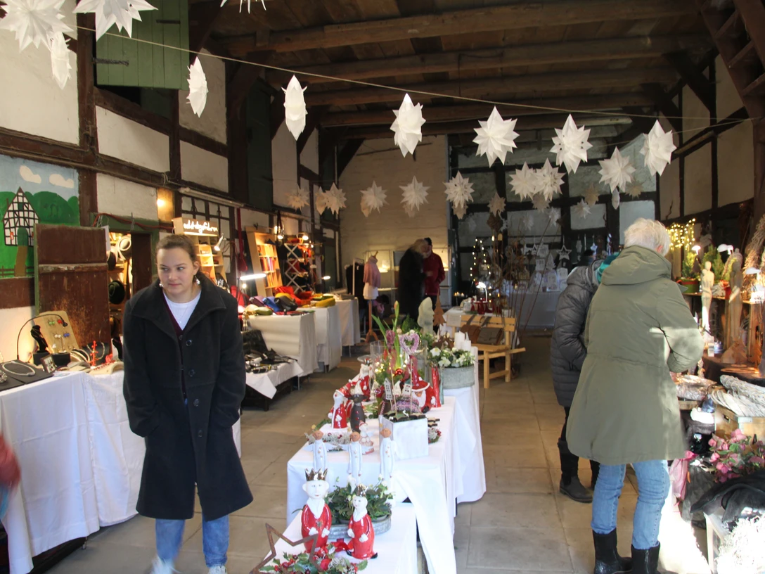 Weihn_Scheune.JPG In einem rustikalen Scheunensaal präsentieren Aussteller handgefertigte Weihnachtsdekorationen.