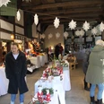 Weihn_Scheune.JPG In einem rustikalen Scheunensaal präsentieren Aussteller handgefertigte Weihnachtsdekorationen.