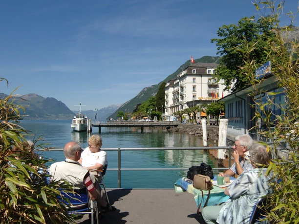 Gemütliches Verweilen bei der Schiffstation Brunnen der SGV.