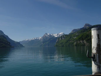 Wunderbarer Landschaftsblick an der Schiffsstation SGV Brunnen
