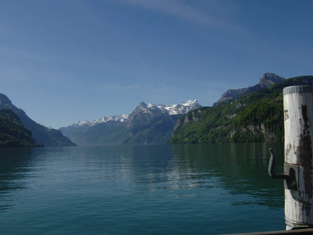 Wunderbarer Landschaftsblick an der Schiffsstation SGV Brunnen