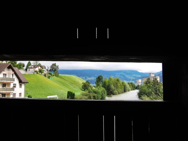 Blick aus der historischen Wilerbrücke auf die Muota und die Mythen.