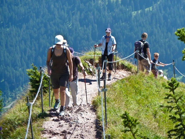 Blick auf den gut gesicherten Grat beim Abstieg.