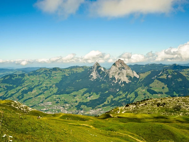Fantastischer Blick in den Schwyzer Talkessel mit den Mythen.