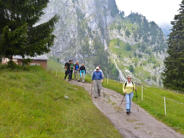Wanderer unterwegs von der Holzegg Richtung Stäglerenegg.