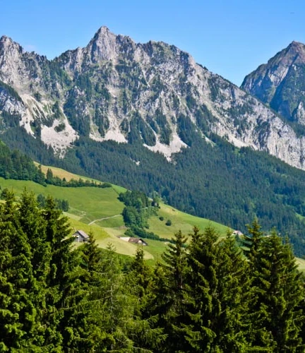 Blick auf den Haggenspitz, den Kleinen Mythen und den Grossen Mythen.