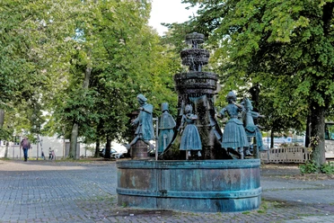 Ständebrunnen, St. Johann Kirche