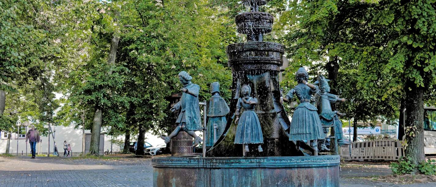 Ständebrunnen, St. Johann Kirche