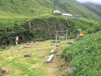 Die Attraktion der Wanderung: Der Piknickplatz beim Rohr nach halber Wegstrecke