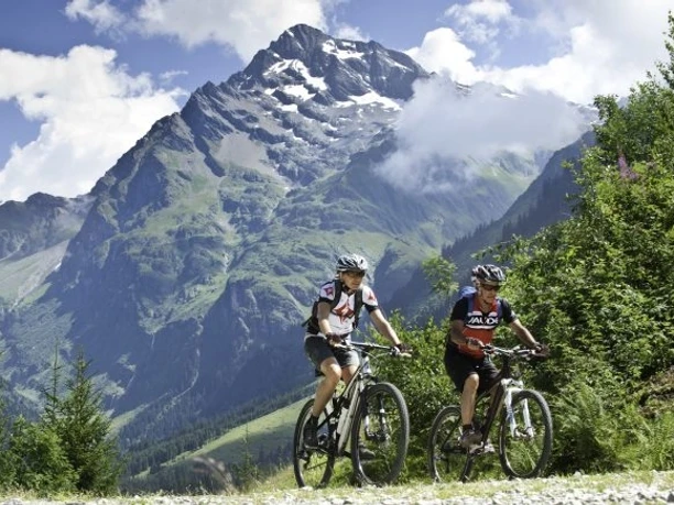 Bike-Tour 412: Mitten durch wildromantische Maderanertal