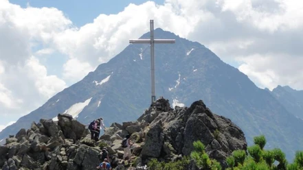 Das Kreuz auf dem Sunniggrätli mit dem Bristenstock im Hintergrund