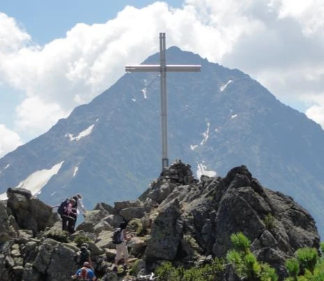 Das Kreuz auf dem Sunniggrätli mit dem Bristenstock im Hintergrund