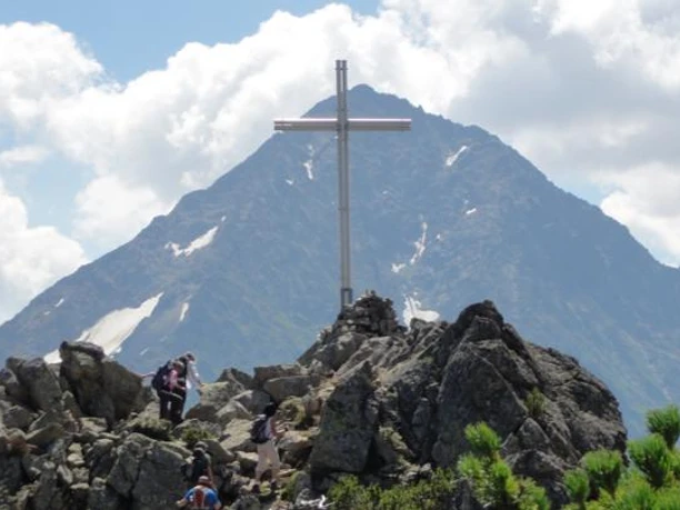 Das Kreuz auf dem Sunniggrätli mit dem Bristenstock im Hintergrund