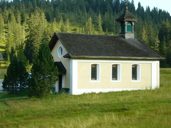 Sattelpass mit Blick zum Hilferenpass
