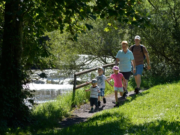 Mit der ganzen Familie entlang der Emme wandern