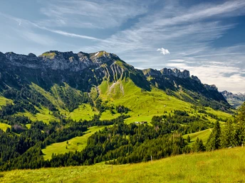 Wandern auf der First mit Aussicht auf die Schafmatt und Schwändelifluh