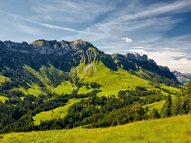 Wandern auf der First mit Aussicht auf die Schafmatt und Schwändelifluh