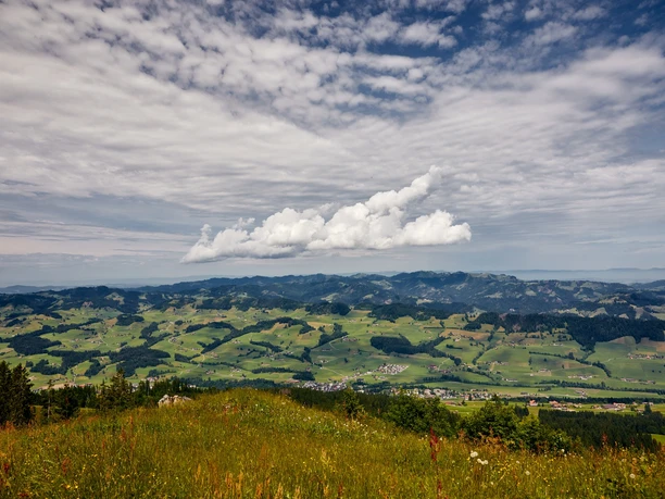 Weitsicht ins Napfgebiet und Mittelland von der First bei Heiligkreuz.