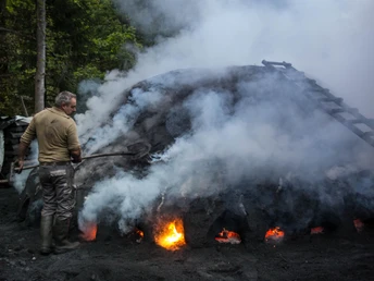 Das uralte Handwerk der Holzköhlerei ist faszinierend.