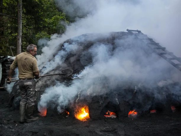 Das uralte Handwerk der Holzköhlerei ist faszinierend.
