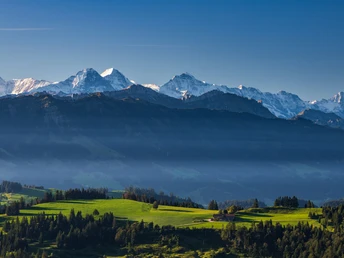 Bezaubernde Aussicht vom Napf Richtung Entlebuch bis hin zu den schneebedeckten Alpen.