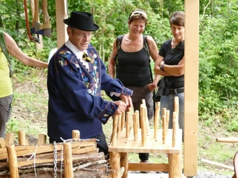 An jedem Posten sorgt noch ein Spiel für Unterhaltung