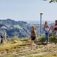 Wandern mit Aussicht auf dem Höhenweg in Schüpfheim.