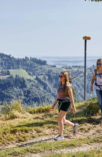 Wandern mit Aussicht auf dem Höhenweg in Schüpfheim.