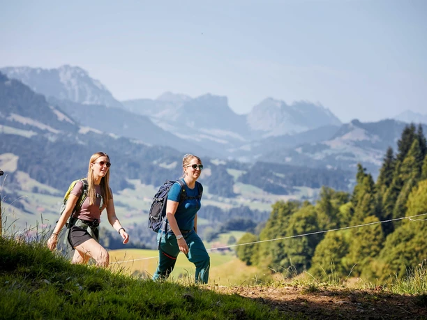 Wandern mit Aussicht auf dem Höhenweg in Schüpfheim.