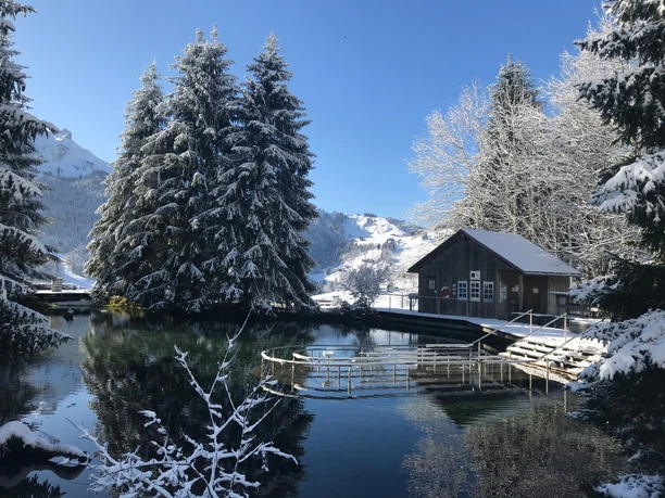 Die Kneippanlage Schwandalpweiher in Flühli ist auch im Winter ein Besuch wert