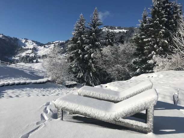 Die Liegestühle mit weisser Schneedecke