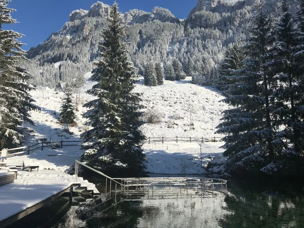 Wunderschöne Aussicht auf die Kneippanlage und Schwändelifluh