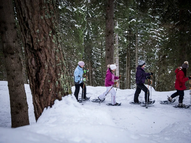 Schneeschuhlaufen in Göschenen ist ein Vergnügen für die ganze Familie