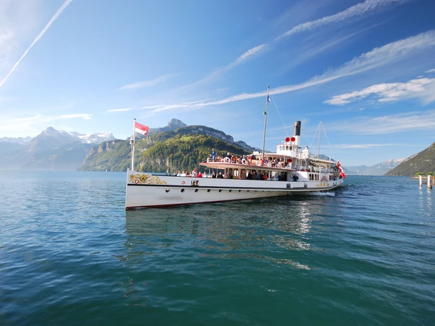 Dampfschiff ab Brunnen Schiffstation