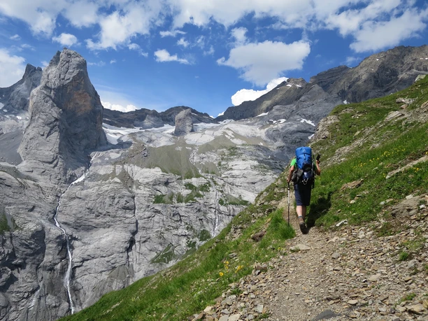 Auf der anderen Talseite das grösste zusammenhängende Felsmassiv der Alpen