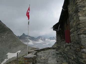 Zur Cavadirashütte mitten zwischen hohen Gipfeln und Gletschern