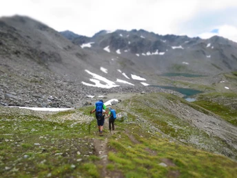 Umringt von hohen Bergen auf dem Weg Richtung Furkapass.