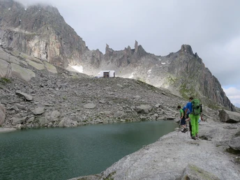 In Sicht: Die Sidelenhütte mit den beiden Kamelen.