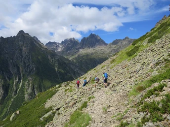 Umringt von hohen Bergen...