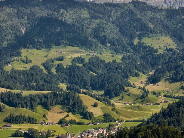 Blick ins Dorf Escholzmatt mit der imposanten Kirch