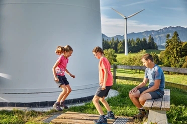 Auf der Plattform Luft & Wind mit der eigenen Körperkraft mit einer Pfeiffenwippe Melodien ins Tal spielen.