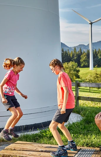 Auf der Plattform Luft & Wind mit der eigenen Körperkraft mit einer Pfeiffenwippe Melodien ins Tal spielen.