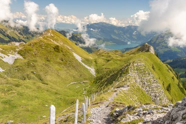Schmaler Wanderweg über den Arvigrat