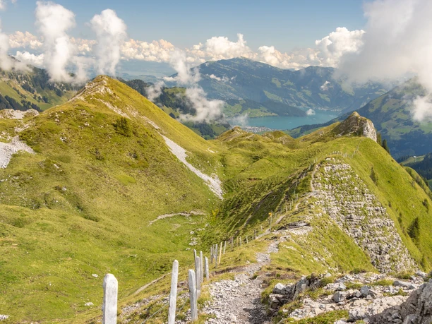 Schmaler Wanderweg über den Arvigrat