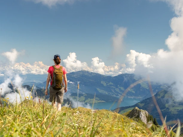 Wandern auf dem Arvigrat mit Blick auf den Vierwaldstättersee