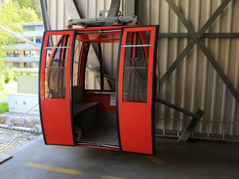 Seilbahnkabine Urmiberg mit offenen Tueren