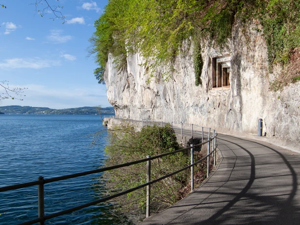 Kehrsitenstrasse, mit Blick auf Tarnung der Festung Fürigen in Stansstad