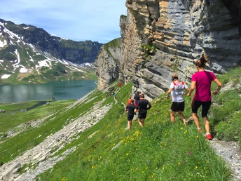 Trailrunner unterhalb des Bonistock-Felsen
