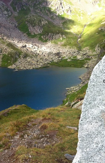 Tomasee, Quelle des Rheins (Etappe 1), Quellstein.