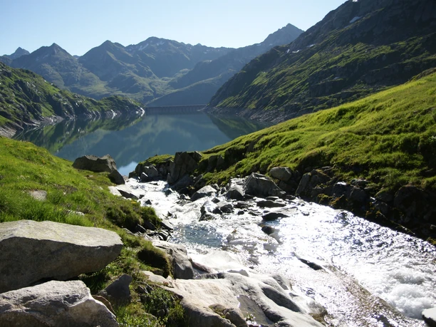 Reussquelle fliesst in den Lucendro Stausee (Etappe 3).
